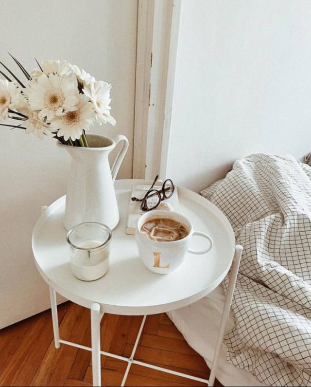 Flowers, coffee and a good book are the perfect morning combo, isn't it?🤍  📸 @nyulkapitany  #floreingerbera #floreingerberas #gerberadaisy #gerberalover #gerberadaisies #gerberaarrangement #gerbera #gerberanursery #goodmorning #flowersandcoffee #perfectmorning